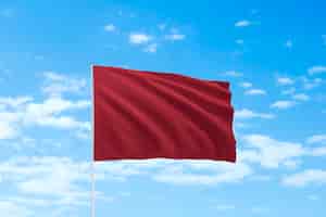Gratis foto geïsoleerde rode vlag in de natuur