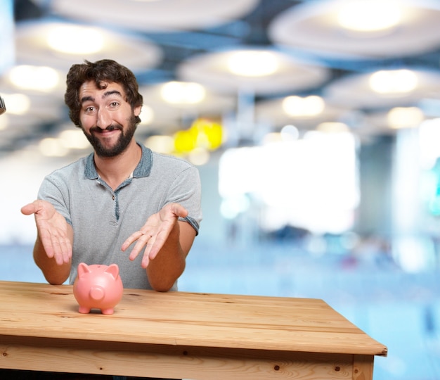 Gratis foto gek jonge man met tafel .happy expressie