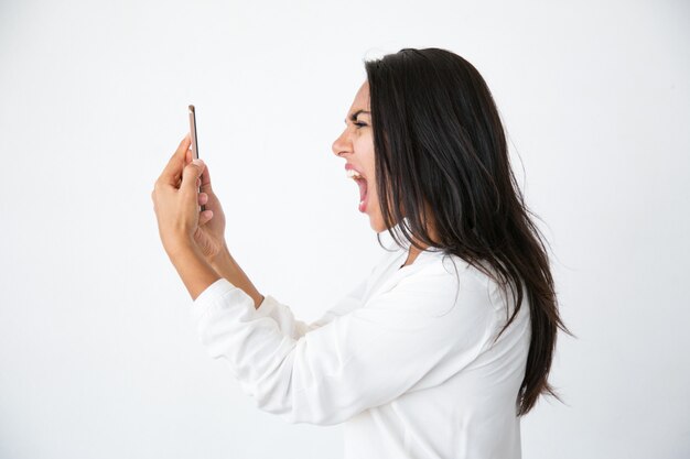 Gekke gekke mooie vrouw die op spreker spreekt