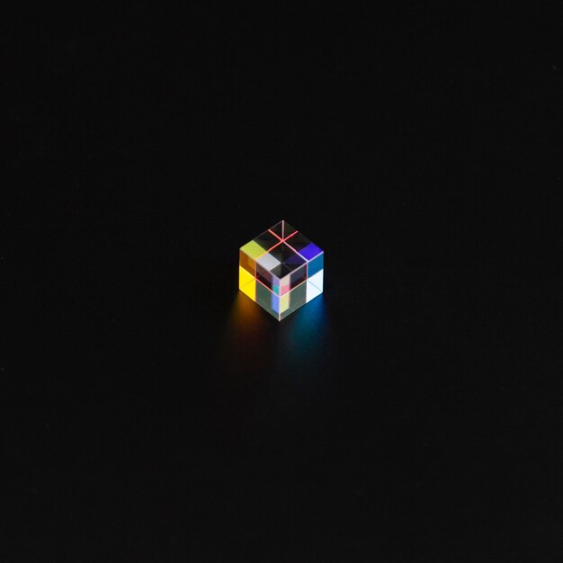 Gekleurd kubusprisma in het donker