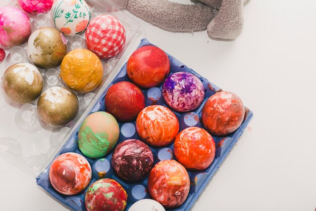 Gratis foto gekleurde eieren in dozen