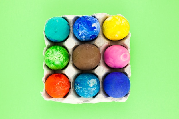Gekleurde eieren in karton