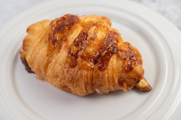 Gekookt brood met ingrediënten Eieren en tapiocameel in een kopje.