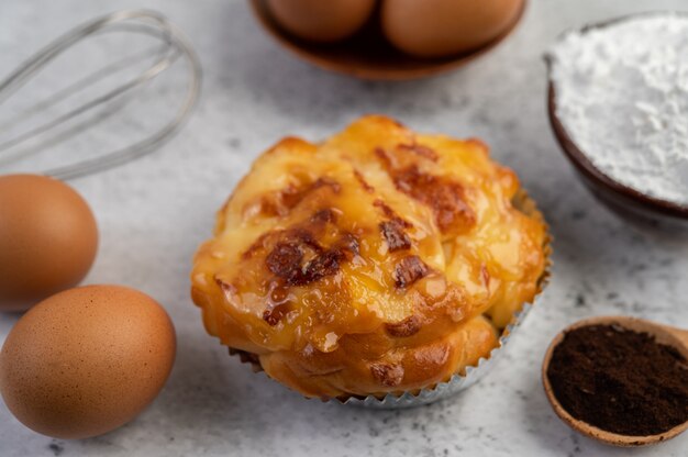 Gekookt brood met ingrediënten Eieren en tapiocameel in een kopje.