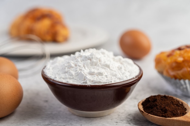 Gekookt brood met ingrediënten eieren en tapiocameel in een kopje.