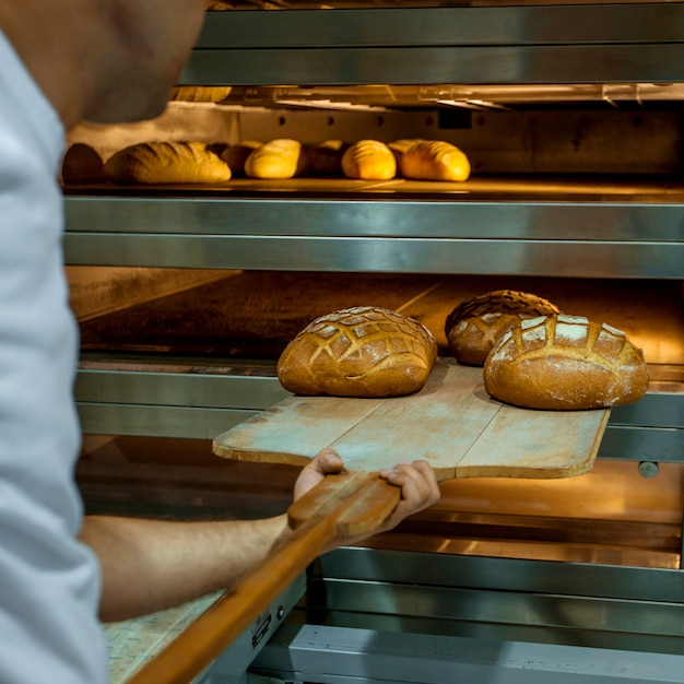 Gekookt vers brood in oven