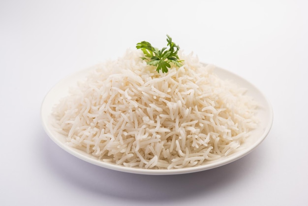 Gekookte gewone witte basmatirijst of gestoomde rijst in kom