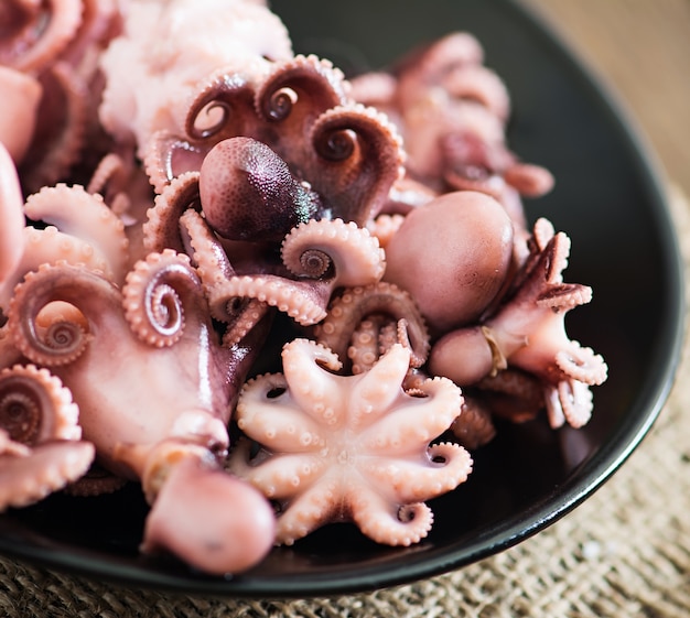 Gratis foto gekookte kleine octopus op een plaat