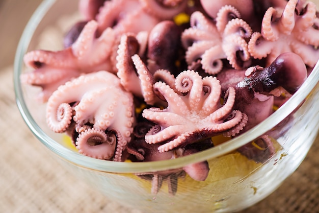 Gekookte kleine octopus op een plaat