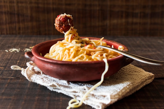 Gekookte pasta en gehaktbal in het aardewerk