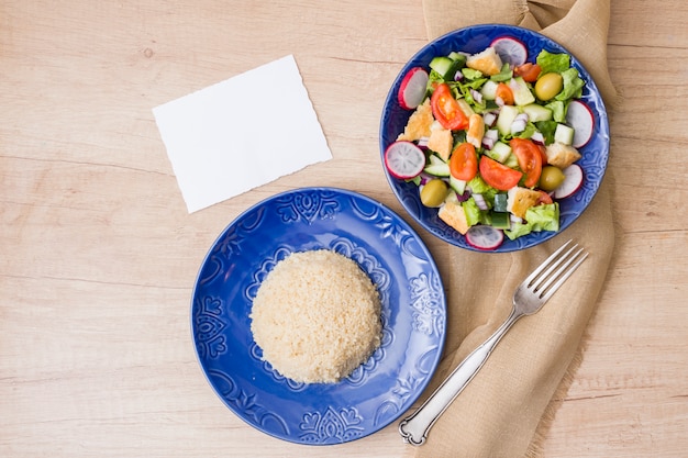 Gratis foto gekookte rijst met plantaardige salade op tafel