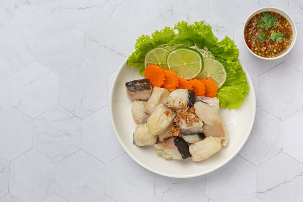 Gekookte vis met pikante dipsaus en groente