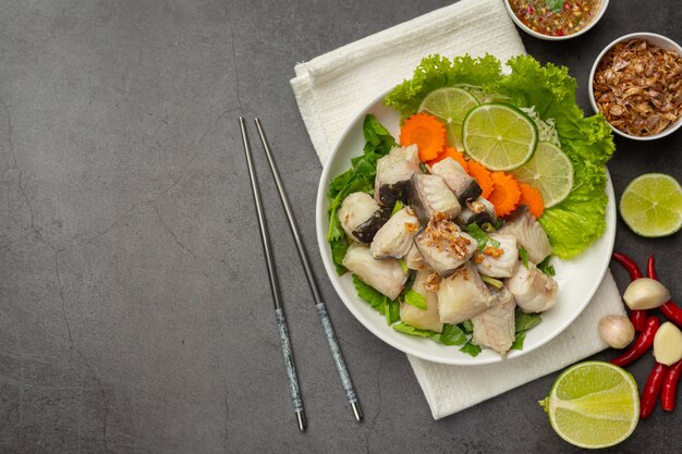 Gekookte vis met pikante dipsaus en groente