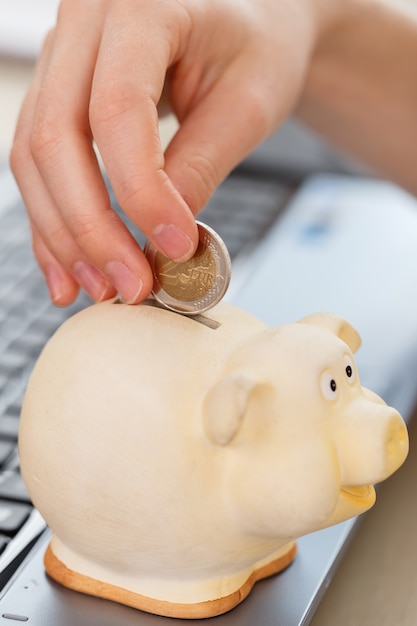 Geld, financiën. vrouw met piggy