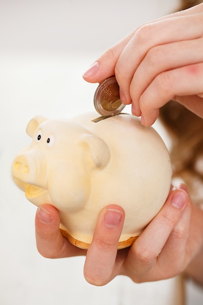 Geld, financiën. vrouw met piggy