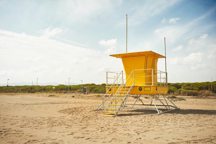 Gratis Foto gele badmeesterpost op een leeg strand