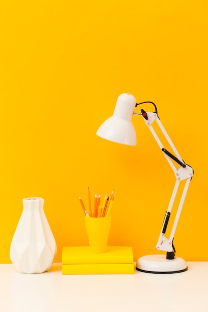 Gele boeken en bureaulamp vooraanzicht