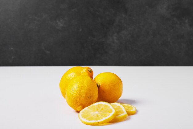Gele citroenen op wit.