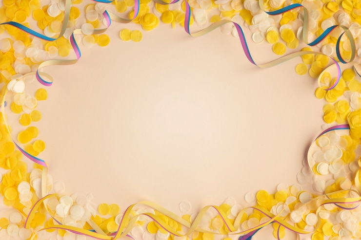 Gratis Foto gele confetti en linten kopiëren ruimte bovenaanzicht