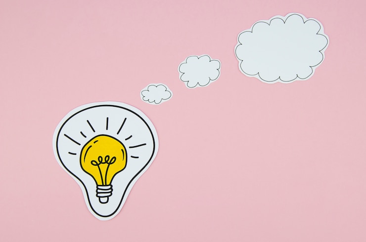 Gratis Foto gele gloeilamp met een tekstballon