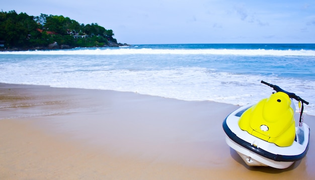 Gele jetski op het strand - zomer