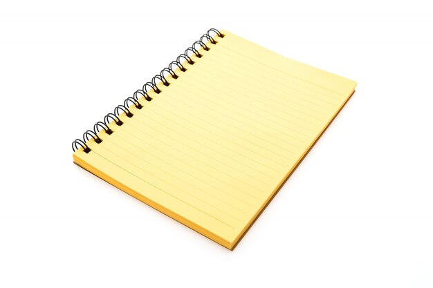 Gele notebook in een witte achtergrond