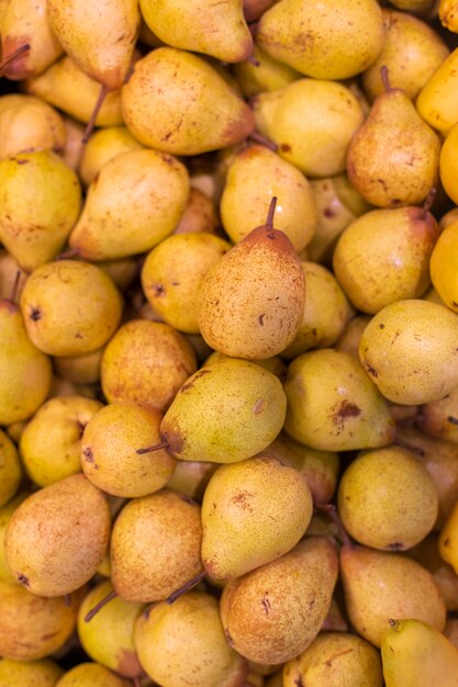 Gele peren bij de marktvoorraad