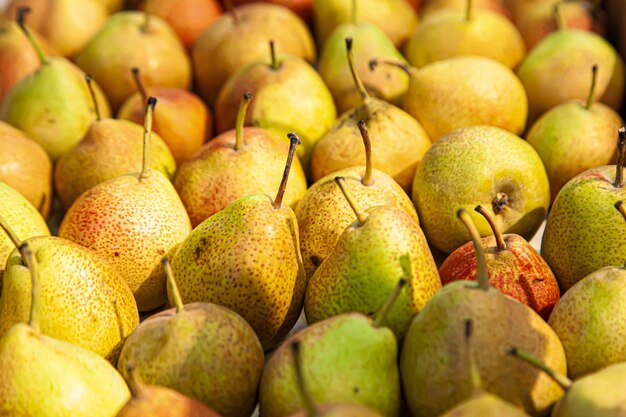 Gele peren met rode stippen in de supermarkt voorraad