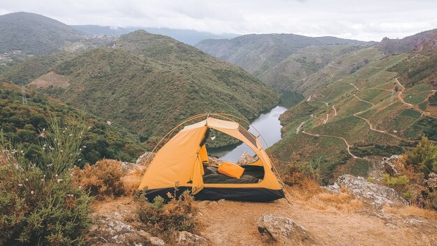 Gele tent in de Sil Canyon in Spanje