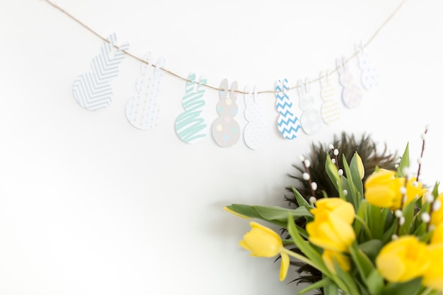 Gratis foto gele tulpen en decoratieve slinger