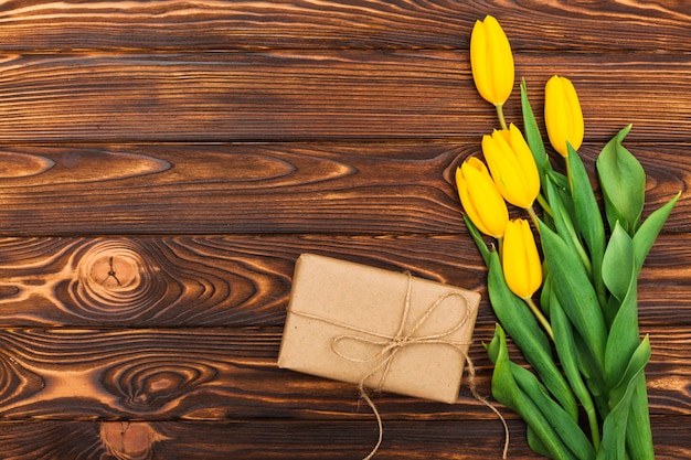 Gele tulpenbloemen met cadeau op tafel