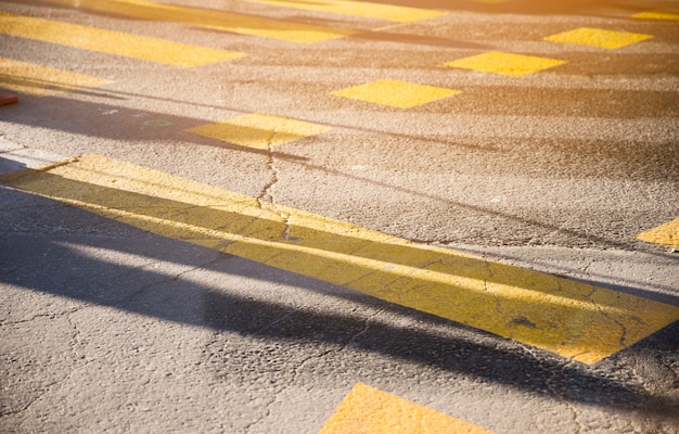 Gele verflijn op de zwarte textuur van het asfaltwegdek