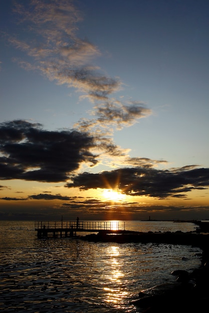 Gele zonsondergang met mensen silouete