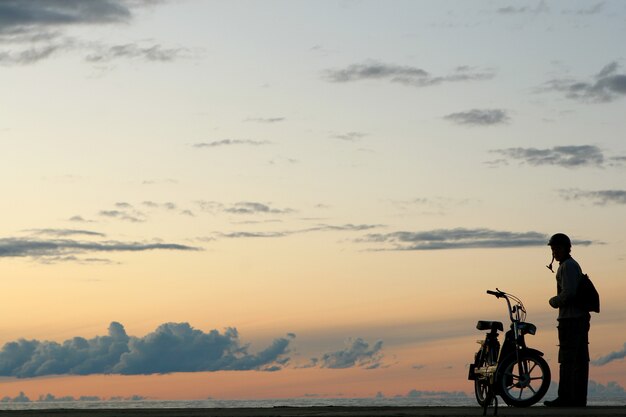 Gele zonsondergang met mensen silouete