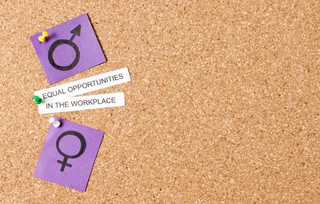 Gelijke beloning en rechten op de werkplek tussen geslachtssymbolen kopiëren ruimte