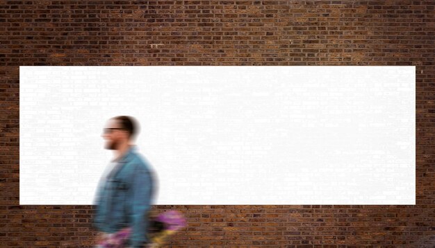 Gelijmde witte lege grote poster over bakstenen muur met voetgangers