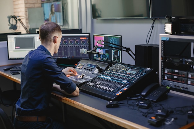 Geluidstechnicus werken in studio met apparatuur