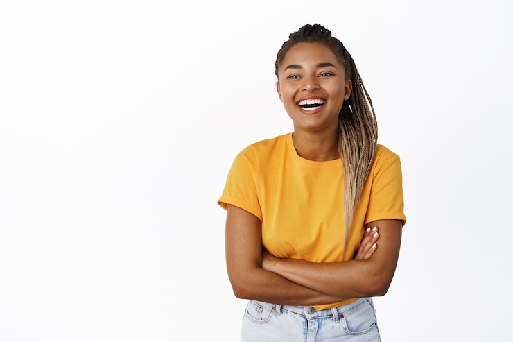 Gratis Foto geluk en mensen lachen zwarte vrouw lacht en kijkt zorgeloos vrolijk grinnikt over iets grappigs staande op een witte achtergrond