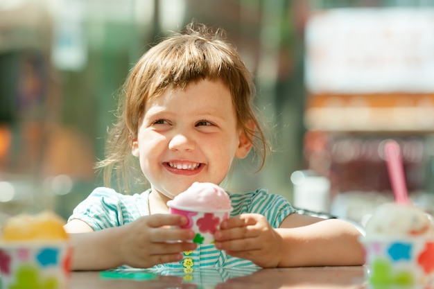 Gelukkig 3 jaar meisje dat ijs eet