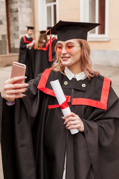 Gelukkig afgestudeerde student selfie te nemen