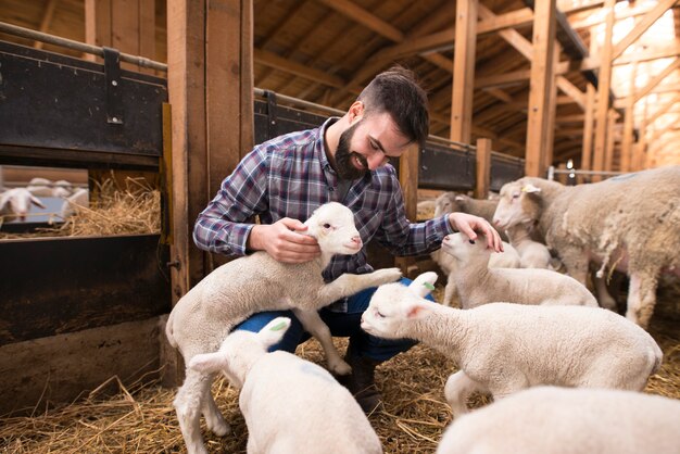 Gelukkig boer spelen met dieren op de boerderij