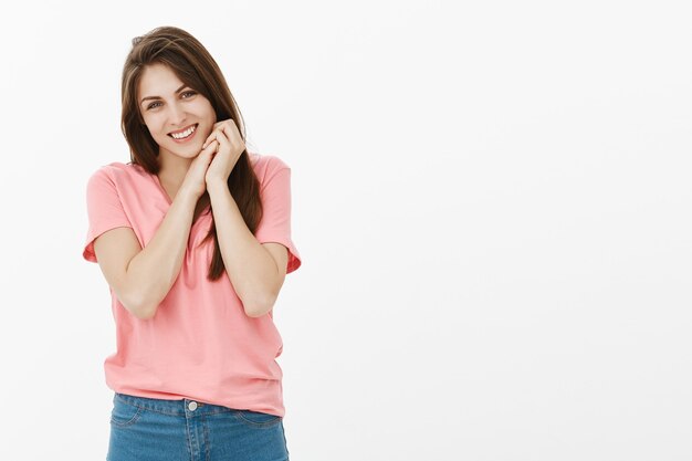 Gelukkig brunette vrouw poseren in de studio