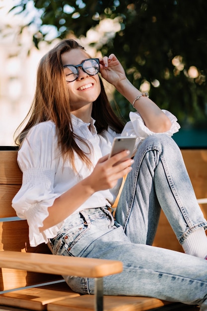 Gelukkig charmerende vrouwelijke student geklede witte blouse