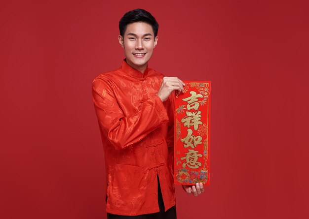 Gelukkig Chinees nieuwjaar Aziatische man met Chinees Nieuwjaar coupletten