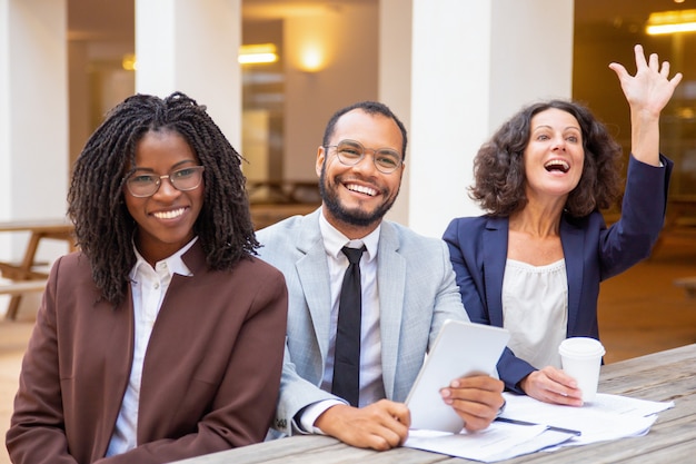 Gelukkig commercieel team dat iemand begroet tijdens vergadering