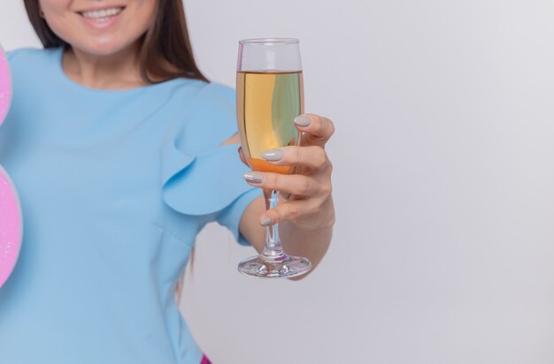 gelukkig en positief Aziatische vrouw met glas champagne