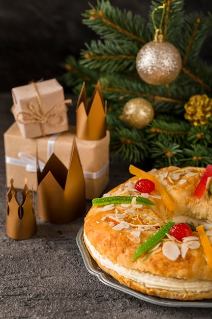 Gelukkig epiphany smakelijke cake en kronen