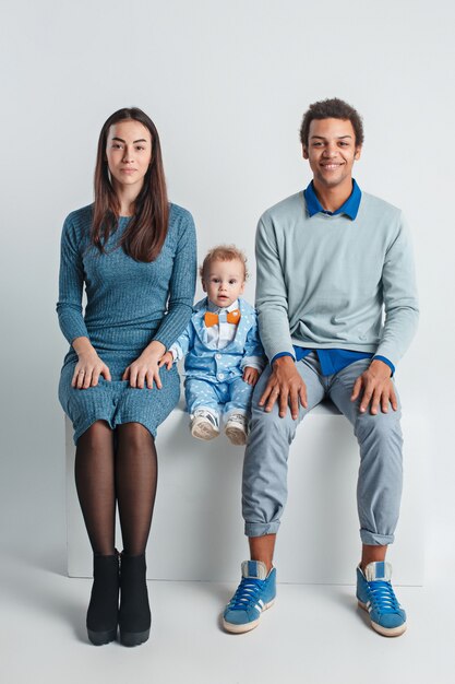 Gelukkig familieportret. Interraciaal huwelijk met een baby