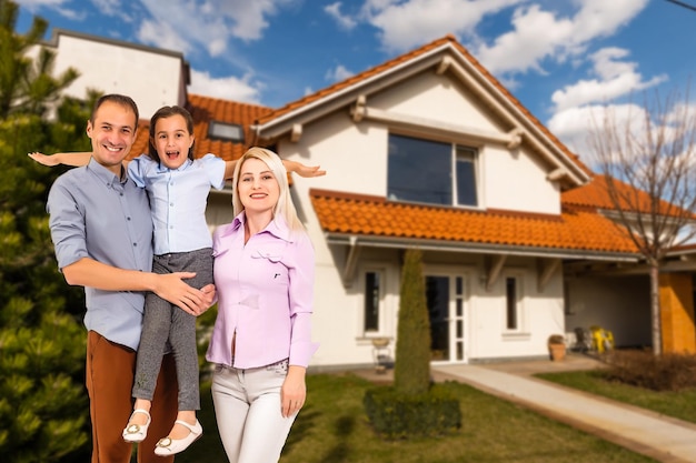 Gelukkig gezin. familie op de achtergrond van een nieuw huis. Modern nieuw huis is op de achtergrond.