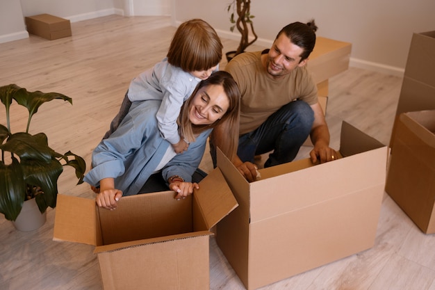 Gratis foto gelukkig gezin met kinderen die verhuizen naar hun nieuwe huis